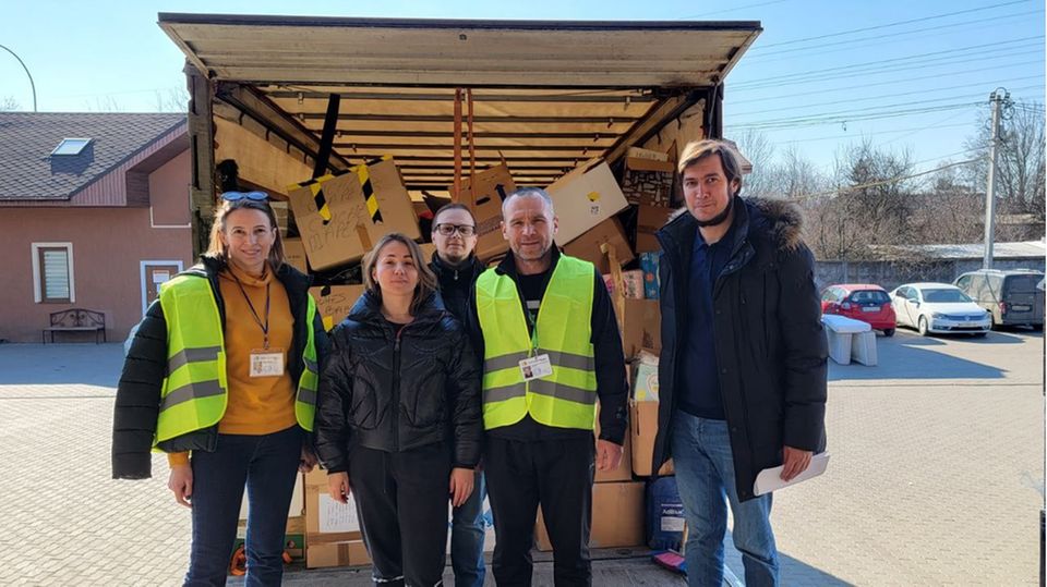 Von Stiftung stern gefördert: 42 Kubikmeter humanitäre Hilfe für die Bewohner in Charkiw. Lebensmittel, Windeln, Kindernahrung, Decken. Ganz rechts: Jewgenij Kaplin, Leiter von Proliska. Die Stadt Uschgorod spendete das Material – Proliska finanzierte und organisierte den Transport 42 Kubikmeter humanitäre Hilfe für die Bewohner in Charkiw. Lebensmittel, Windeln, Kindernahrung, Decken. Ganz rechts: Jewgenij Kaplin, Leiter von Proliska. Die Stadt Uschgorod spendete das Material – Proliska finanzierte und organisierte den Transport