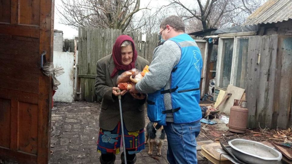 Von Stiftung stern gefördert: Proliska-Mitarbeiter Radion Lebedew aus Awdijewka bei Donezk verteilt Lebensmittel an Menschen im Gebiet Donezk. Lebedew selbst lebt in Opytne, einem Dorf, das seit 2015 zerschossen ist. Die Region wird derzeit hart umkämpft Proliska-Mitarbeiter Radion Lebedew aus Awdijewka bei Donezk verteilt Lebensmittel an Menschen im Gebiet Donezk. Lebedew selbst lebt in Opytne, einem Dorf, das seit 2015 zerschossen ist. Die Region wird derzeit hart umkämpft