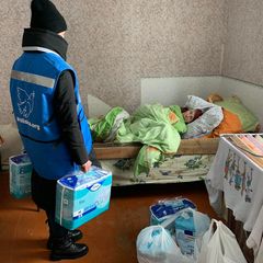 Oleksandra Sydoriwna, 97, erlebte schon den Zweiten Weltkrieg. Damals half sie als Freiwillige an der Front. Jetzt ist sie selbst auf Hilfe angewiesen. Proliska-Mitarbeiter bringen Hygieneprodukte und Lebensmittel in ihre Wohnung im umkämpften Charkiw