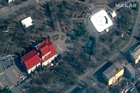 "детй" - "Kinder" - steht deutlich sichtbar in kyrillischer Schrift vor und hinter dem Theater in Mariupol. Das Gebäude wurde dennoch attackiert.