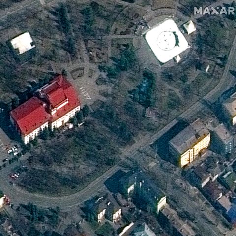 "детй" - "Kinder" - steht deutlich sichtbar in kyrillischer Schrift vor und hinter dem Theater in Mariupol. Das Gebäude wurde dennoch attackiert.