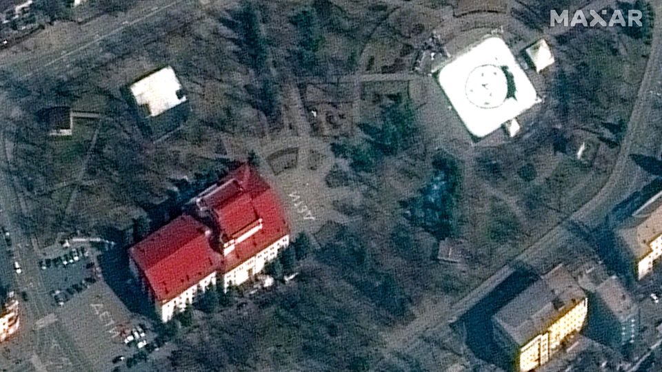 Ukraine-Krieg: "детй" - "Kinder" - steht deutlich sichtbar in kyrillischer Schrift vor und hinter dem Theater in Mariupol. Das Gebäude wurde dennoch attackiert. "детй" - "Kinder" - steht deutlich sichtbar in kyrillischer Schrift vor und hinter dem Theater in Mariupol. Das Gebäude wurde dennoch attackiert.