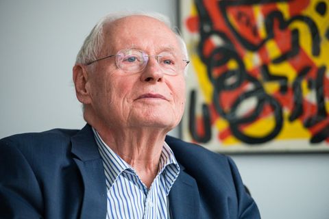Oskar Lafontaine im Februar 2022 in seinem Büro im saarländischen Landtag