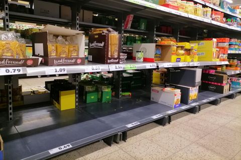 Leeres Öl-Regal in einem Supermarkt.