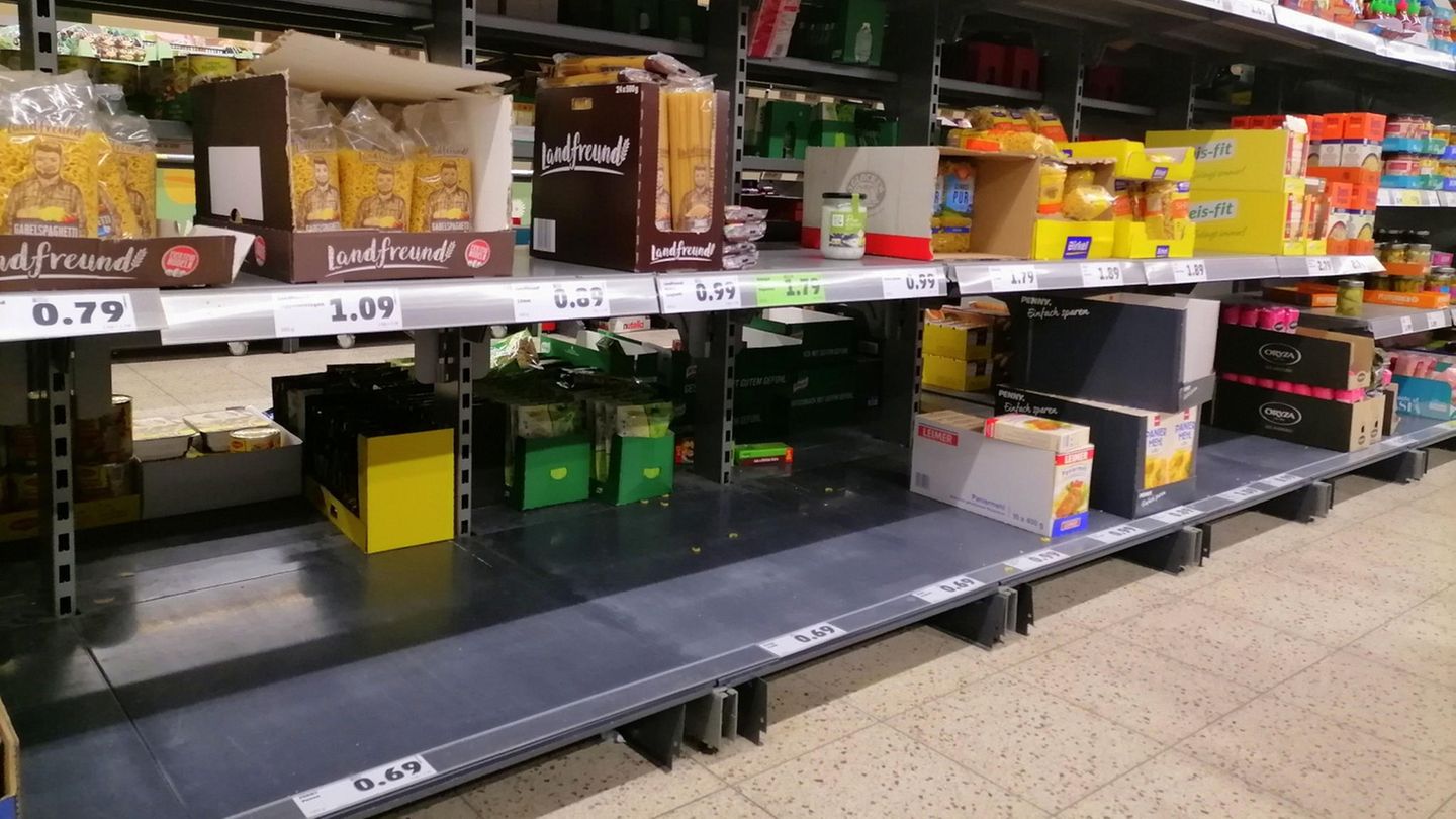 Leeres Öl-Regal in einem Supermarkt.