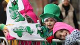 Kinder bei einer Parade am St. Patrick's Day