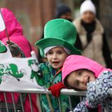 Kinder bei einer Parade am St. Patrick's Day
