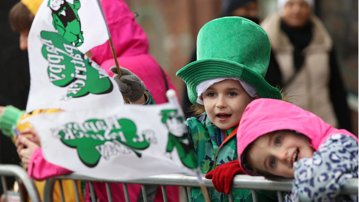 Kinder bei einer Parade am St. Patrick's Day