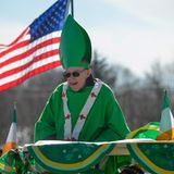 Älterer Herr bei einer Parade zum St. Patrick's Day in New York