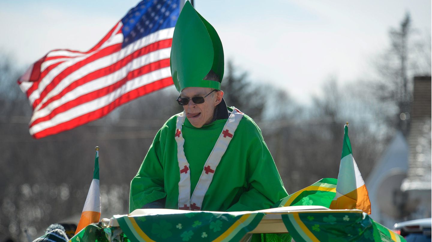 Älterer Herr bei einer Parade zum St. Patrick's Day in New York