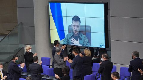 Wolodymyr Selenskyj spricht per Videoschalte im Bundestag