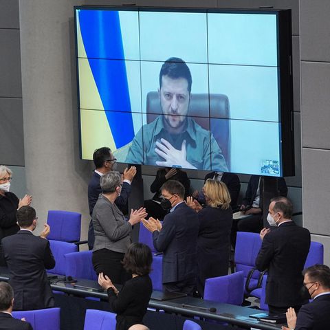 Wolodymyr Selenskyj spricht per Videoschalte im Bundestag