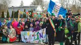 Gruppe von Menschen hält ein Plakat, auf dem "Latinos" zu lesen ist