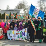 Gruppe von Menschen hält ein Plakat, auf dem "Latinos" zu lesen ist