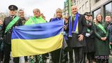 Micheál Martin, Premierminister von Irland, trägt einen Schal in den Farben der ukrainischen Flagge