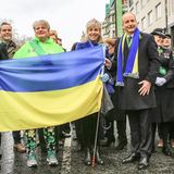 Micheál Martin, Premierminister von Irland, trägt einen Schal in den Farben der ukrainischen Flagge