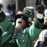 Mann im Kobold-Küstum und der irischen Flagge im Gesicht