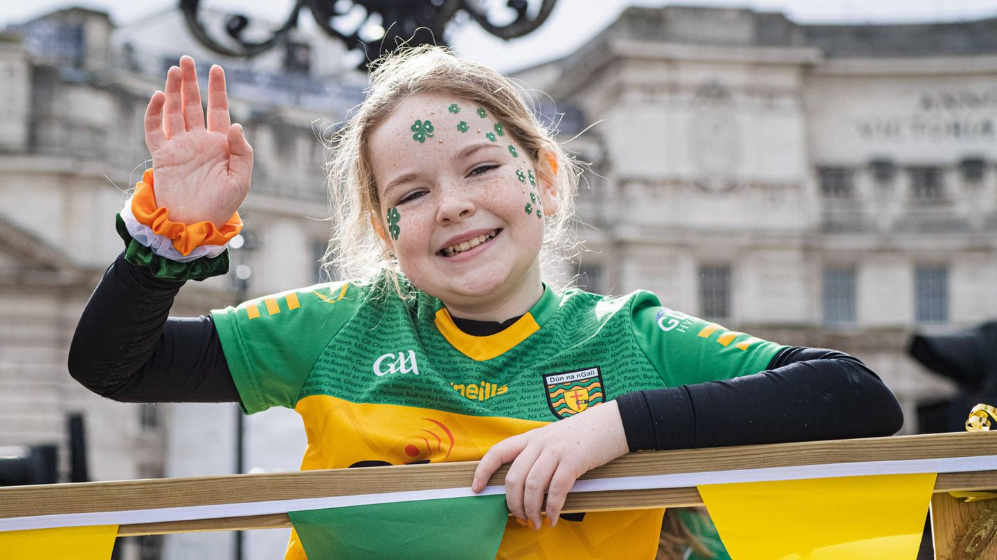 Ein Mädchen bei den Feiern zum St. Patrick's Day in London