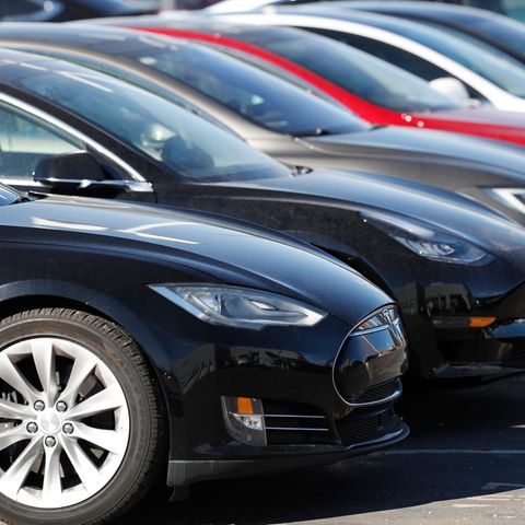 Mehrere Tesla-Autos sind nebeneinander geparkt