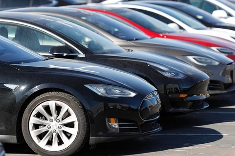 Mehrere Tesla-Autos sind nebeneinander geparkt