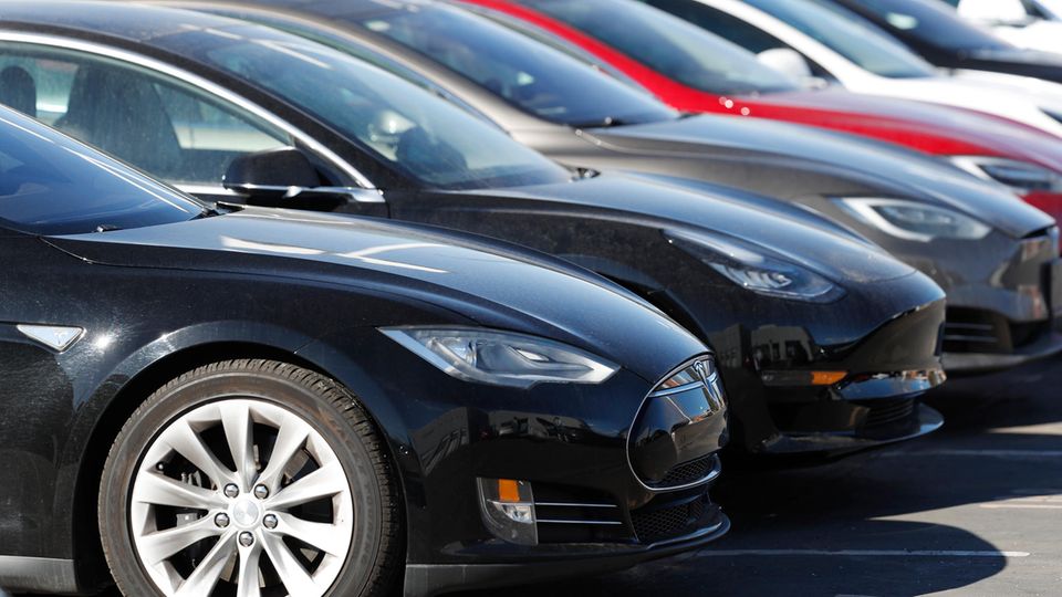 Mehrere Tesla-Autos sind nebeneinander geparkt