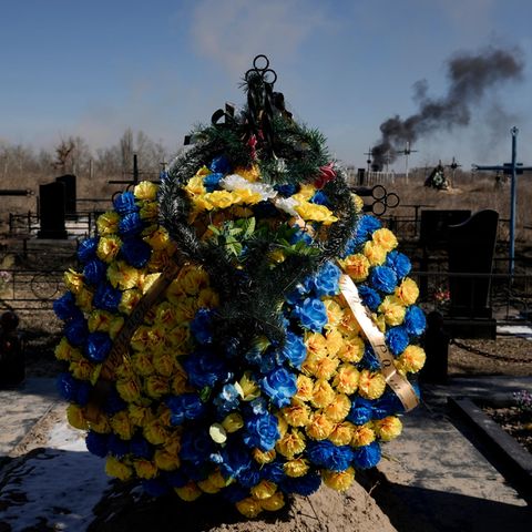 Ein Blumenkranz ist auf einem Friedhof im ukrainischen Wassylkiw niedergelegt worden