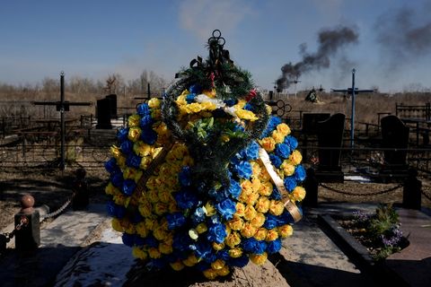 Ein Blumenkranz ist auf einem Friedhof im ukrainischen Wassylkiw niedergelegt worden