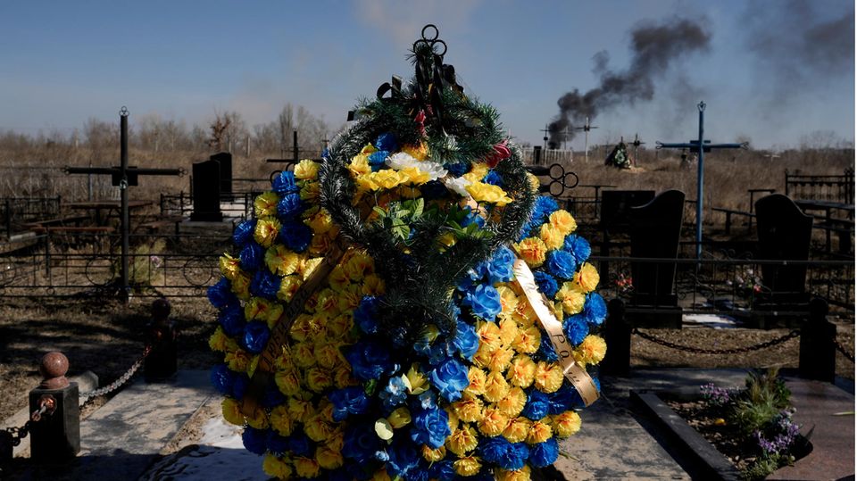 Ein Blumenkranz ist auf einem Friedhof im ukrainischen Wassylkiw niedergelegt worden