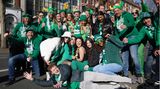 Menschengruppe beim St. Patrick's Day in Irland