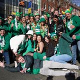 Menschengruppe beim St. Patrick's Day in Irland