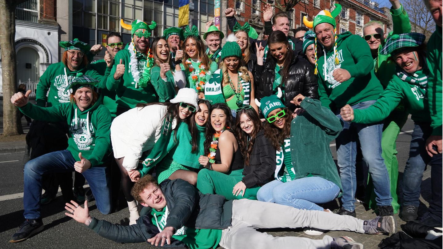 Menschengruppe beim St. Patrick's Day in Irland