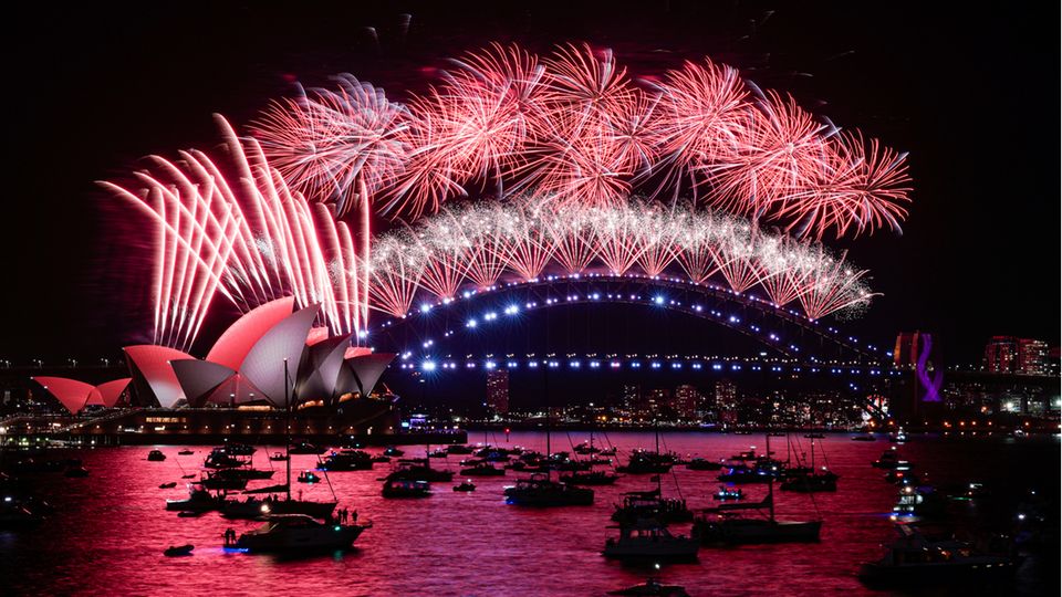New Year's fireworks at Sydney Harbor Bridge