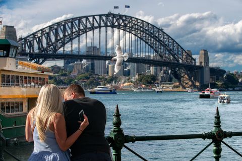 Paar steht vor der Harbour Bridge in Sydney
