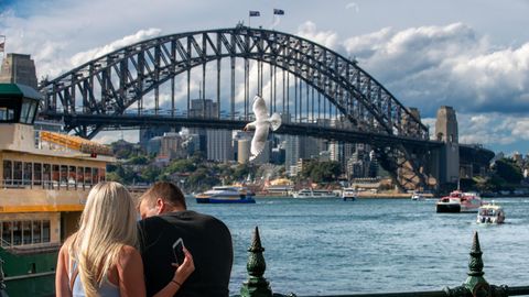 Paar steht vor der Harbour Bridge in Sydney