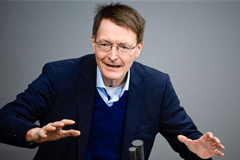 "Wo stehen wir?": Karl Lauterbach gestikuliert während seiner Rede im Bundestag
