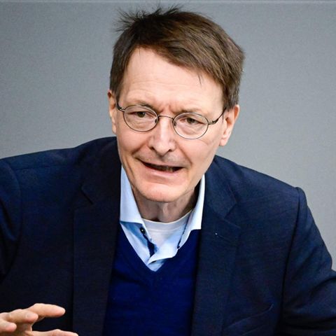 "Wo stehen wir?": Karl Lauterbach gestikuliert während seiner Rede im Bundestag