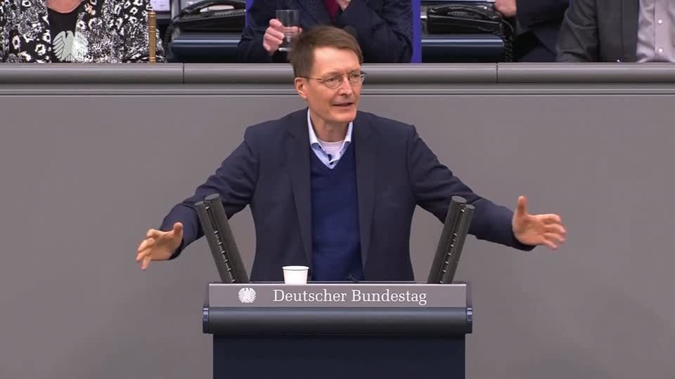 Emilia Fester zur Impfpflicht: "Ich war nicht einmal in einem Club": Jüngste Abgeordnete hält emotionale Rede im Bundestag
