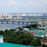 Kiew. Blick über den Dnjepr mit der Neustadt, der Patron-Brücke und dem Höhlenkloster, das im 11. Jahrhundert gegründet wurde.