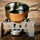 Schon ein einfaches Blech-Dreibein, kann eine Feuerstelle zur Kochplatte machen.