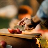 Ein kleines Schneidebrett ist Gold wert in der Campingküche.