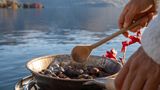 Alt aber gut: der Holzlöffel. Er ist leicht, nahezu unkaputtbar, zerkratzt empfindliche Oberflächen nicht und verrottet, wenn er in der Natur einmal verloren gehen sollte.