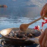 Alt aber gut: der Holzlöffel. Er ist leicht, nahezu unkaputtbar, zerkratzt empfindliche Oberflächen nicht und verrottet, wenn er in der Natur einmal verloren gehen sollte.