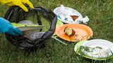Müll gehört in die Türe nicht in die Natur. Eine Rolle mit Müllbeuteln sollte immer zur Grundausstattung gehören.