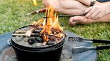Mit der Gabel geht das Grillgutwenden zwar auch, doch mit der Zange ist es leichter.