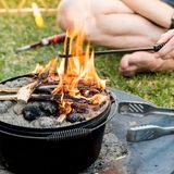 Mit der Gabel geht das Grillgutwenden zwar auch, doch mit der Zange ist es leichter.