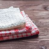 Geschirrtücher nicht vergessen - oder Küchen krepp. Tücher sind umweltfreundlicher. 