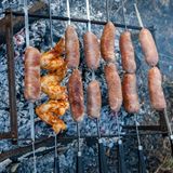 Wenn Pfanne und Topf nicht ins Gepäck passen, sind Spieße wahre Alleskönner.