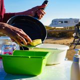 Auch in der Ooutdoorküche ist Spülmittel als Fettlöser nützlich. Allerdings sollte man auf biologisch abbaubare Mittel achten. Im Handel gibt es eine Reihe von chemiefreien, biologisch abbaubaren Mitteln.