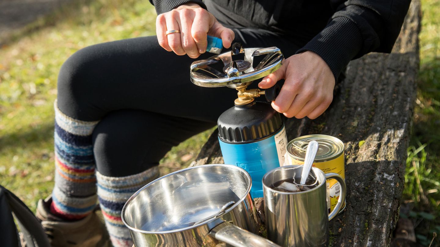 Kleine Gaskocher sind eine grandiose Erfindung für die Campingküche. Leider sind sie in der Regel schneller leer, als man dachte. Eine Reservekartusche sollte stets ins Gepäck.