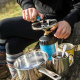 Kleine Gaskocher sind eine grandiose Erfindung für die Campingküche. Leider sind sie in der Regel schneller leer, als man dachte. Eine Reservekartusche sollte stets ins Gepäck.